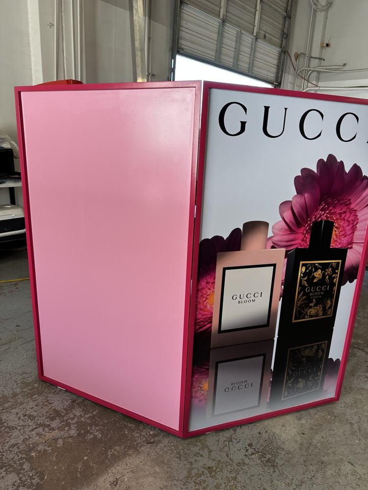 Exhibidor rosa de fragancias Gucci