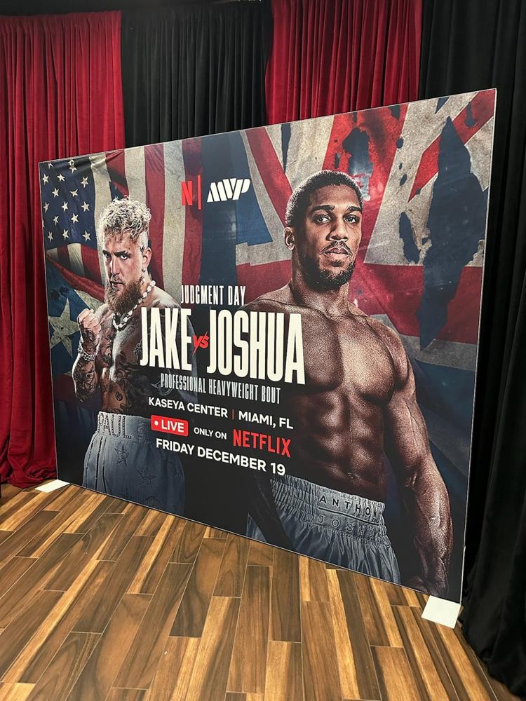 Gran backdrop impreso para la noche de pelea de Netflix y MVP
