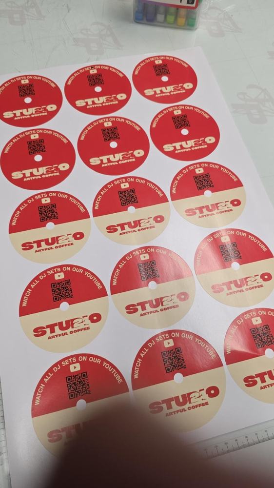 Plancha de stickers redondos de marca para una cafetería