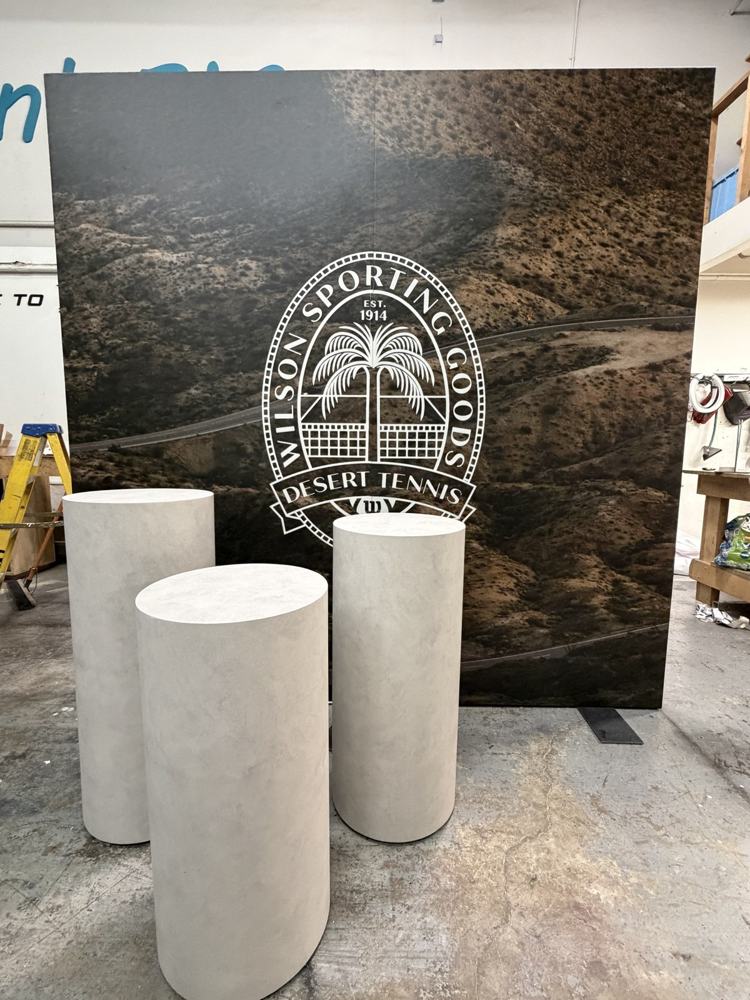 Backdrop de Wilson Sporting Goods con pedestales